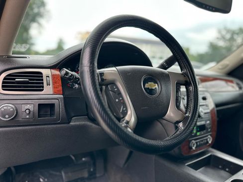 Used 2014 Chevrolet Suburban LT RWD image 11