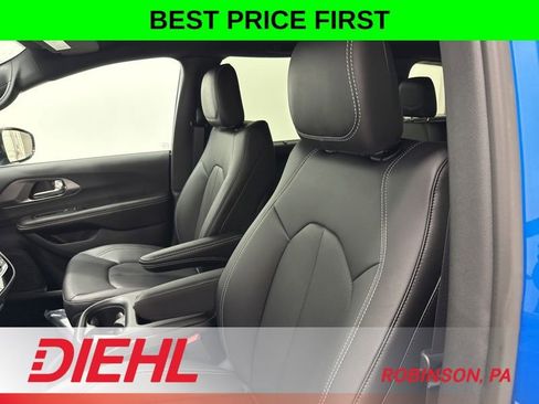 New 2026 Chrysler Pacifica Select AWD/4WD image 23