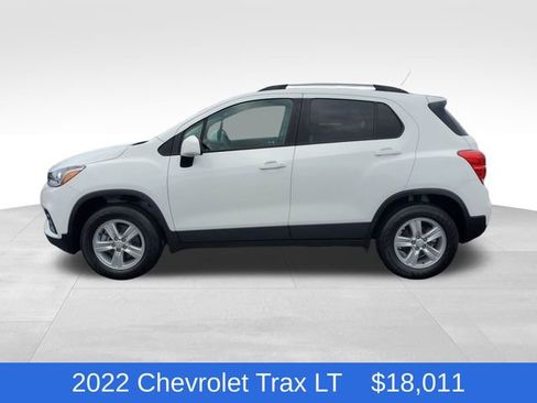 Certified 2022 Chevrolet Trax LT w/ LT Convenience Package image 2