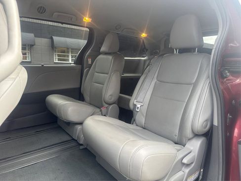 Used 2019 Toyota Sienna XLE image 10