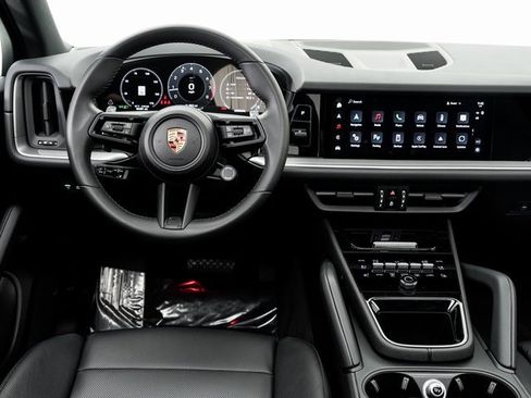 Certified 2025 Porsche Cayenne image 18