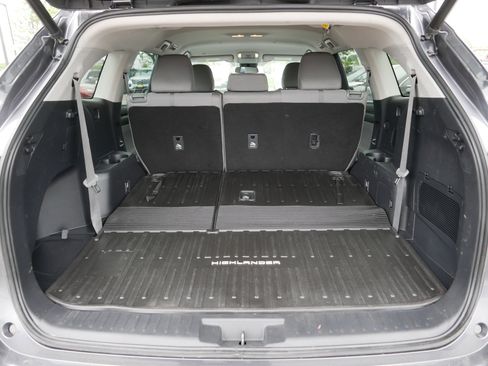 Used 2021 Toyota Highlander LE AWD/4WD image 18
