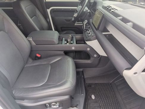Used 2023 Land Rover Defender 130 SE image 31