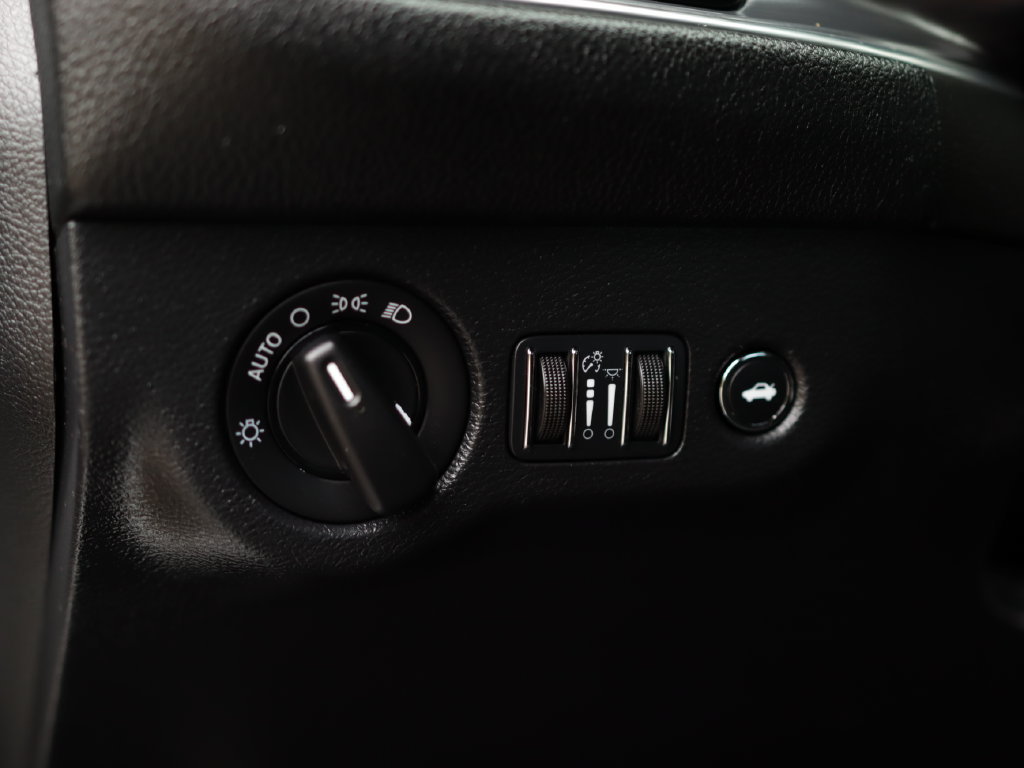 Used 2016 Dodge Challenger SXT RWD image 10