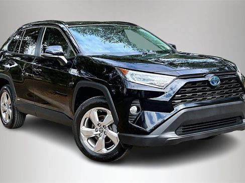 Used 2021 Toyota RAV4 XLE Premium image 2