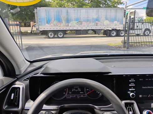 Used 2023 Kia Sorento LX image 52