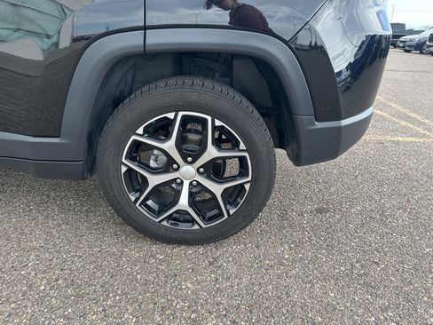 Used 2024 Jeep Compass Latitude AWD/4WD image 8
