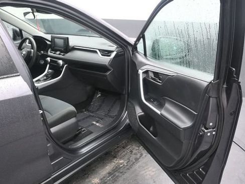 Used 2021 Toyota RAV4 LE w/ Carpet Mat Package (TMS) AWD/4WD image 12