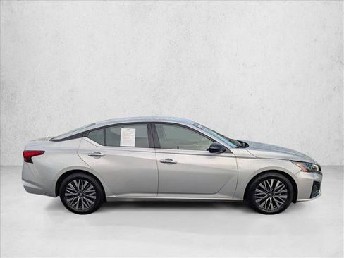 Used 2024 Nissan Altima 2.5 SV image 4