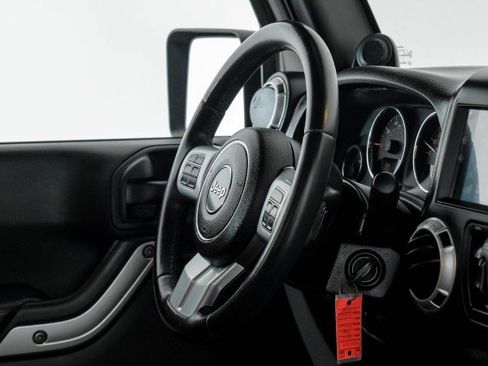 Used 2013 Jeep Wrangler Unlimited Rubicon image 12