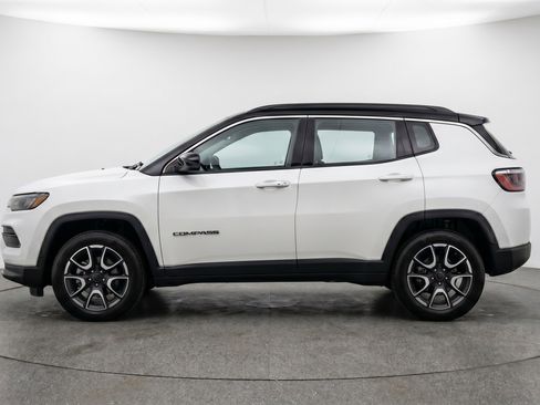 Used 2025 Jeep Compass Trailhawk AWD/4WD image 5
