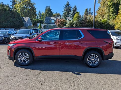Used 2022 Chevrolet Traverse LT image 2