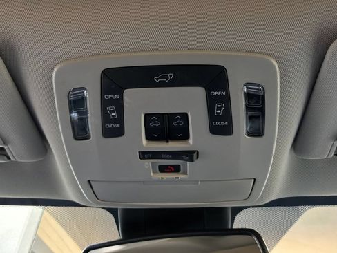 Used 2025 Toyota Sienna XLE FWD image 18