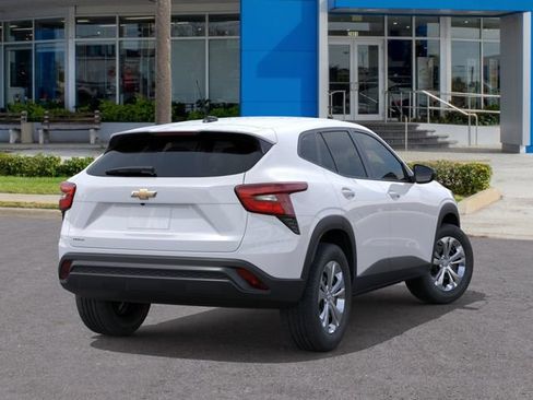 Used 2026 Chevrolet Trax LS FWD image 4