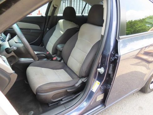 Used 2013 Chevrolet Cruze LS FWD image 17