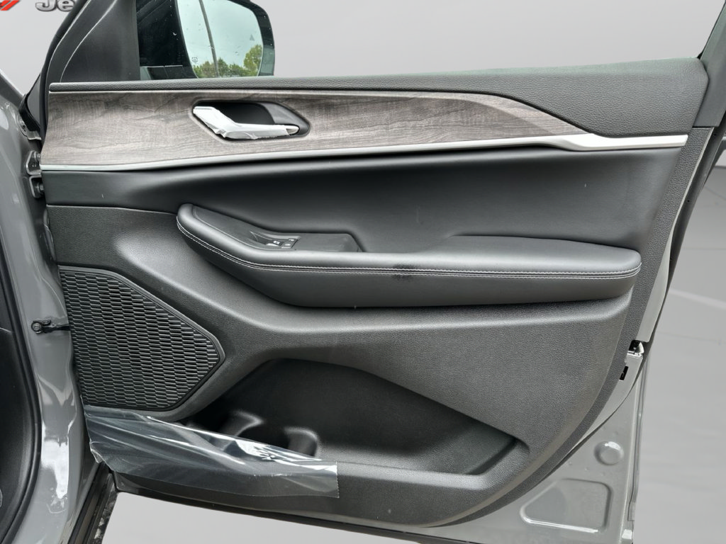 New 2027 Jeep Grand Cherokee Altitude RWD image 37
