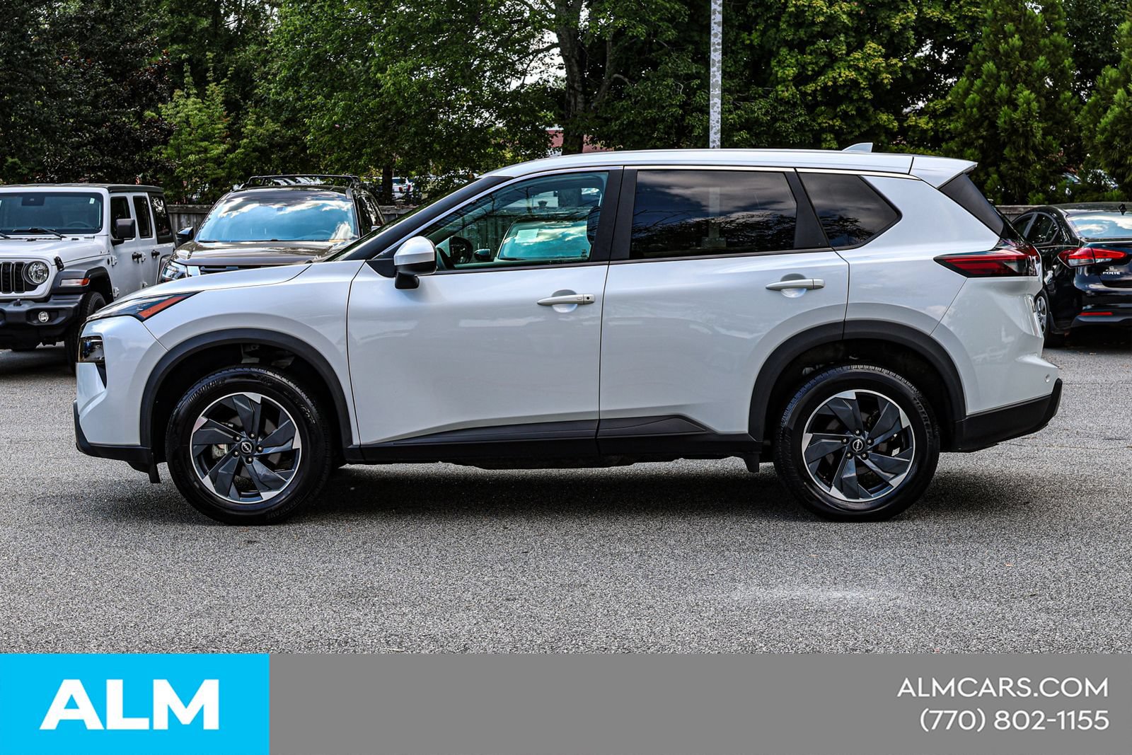 Used 2024 Nissan Rogue SV FWD image 9