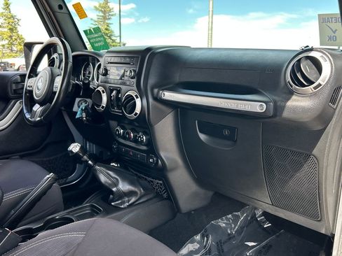 Used 2015 Jeep Wrangler Unlimited Rubicon w/ Connectivity Group AWD/4WD image 7