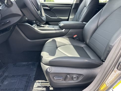 Used 2025 Toyota Highlander XLE AWD/4WD image 9