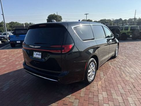 Used 2023 Chrysler Pacifica Touring-L FWD image 36