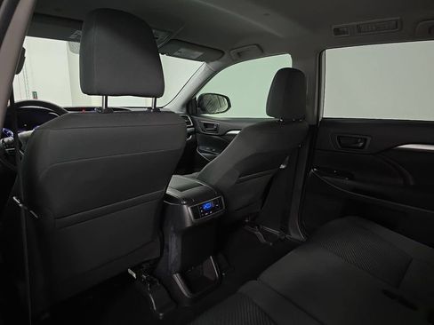 Used 2019 Toyota Highlander LE AWD/4WD image 25