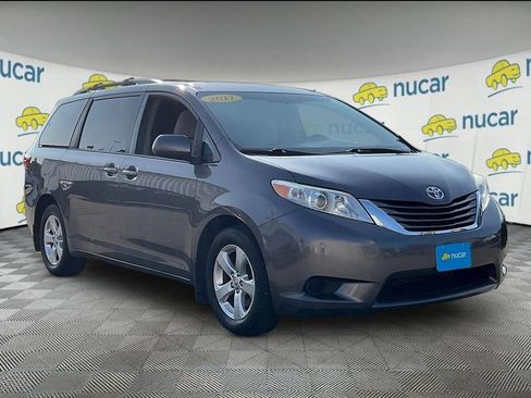 Used 2017 Toyota Sienna LE w/ Outdoor Package FWD image 1