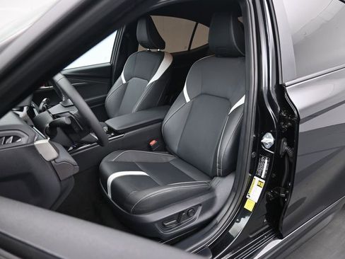 Used 2025 Toyota Camry SE w/ Convenience Package FWD image 9