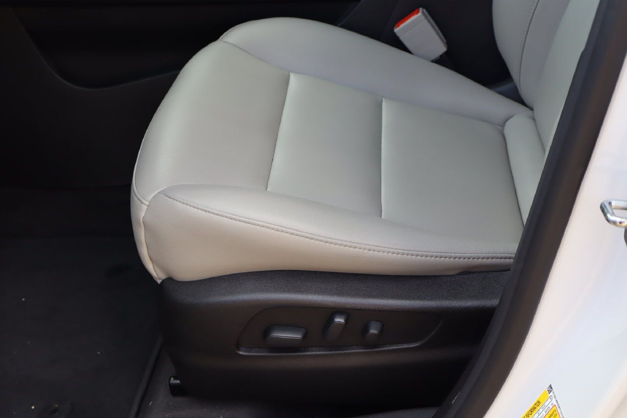 Used 2023 Cadillac XT4 Luxury w/ Cold Weather Package FWD image 15