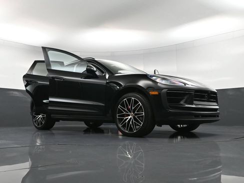 Certified 2023 Porsche Macan S AWD/4WD image 35