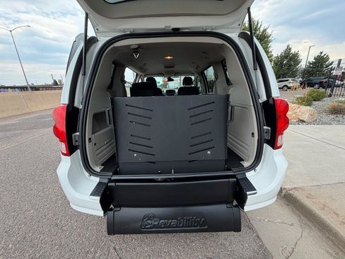 Used 2019 Dodge Grand Caravan SE FWD image 13