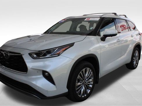 Certified 2026 Toyota Highlander Platinum AWD/4WD image 10