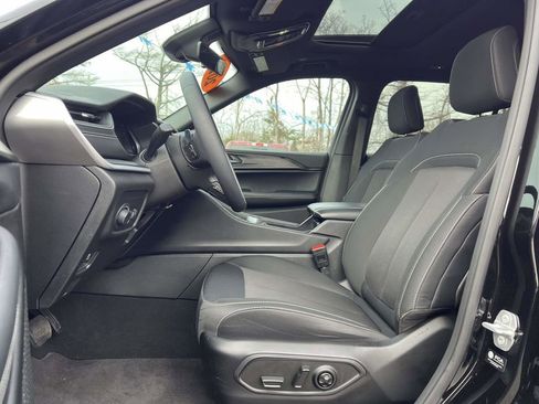 Used 2025 Jeep Grand Cherokee L Laredo image 12