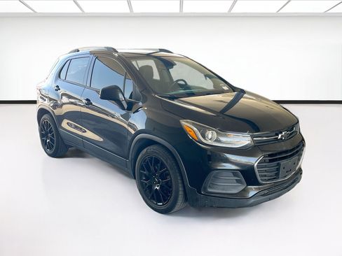 Used 2021 Chevrolet Trax LT w/ Midnight Edition FWD image 3