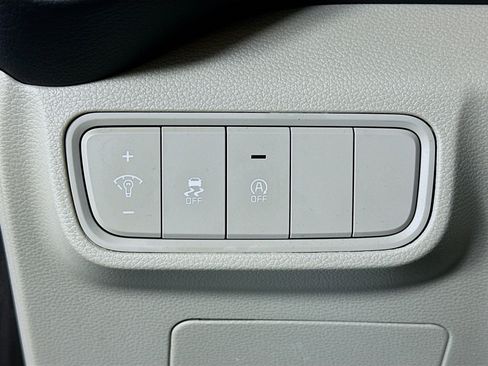 Used 2025 Kia Soul LX w/ LX Technology Package FWD image 17