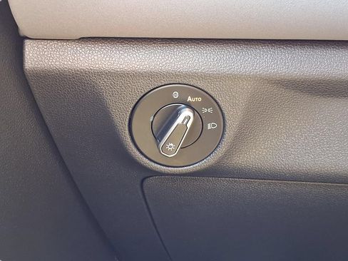 Used 2025 Volkswagen Jetta SE w/ Sunroof Package FWD image 17