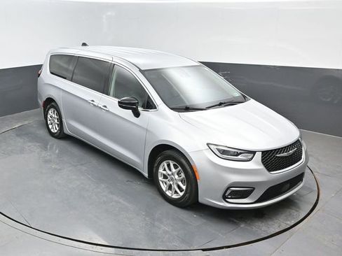 Used 2024 Chrysler Pacifica Touring-L FWD image 16