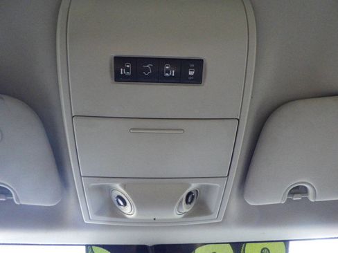 Used 2012 Chrysler Town & Country Limited image 19