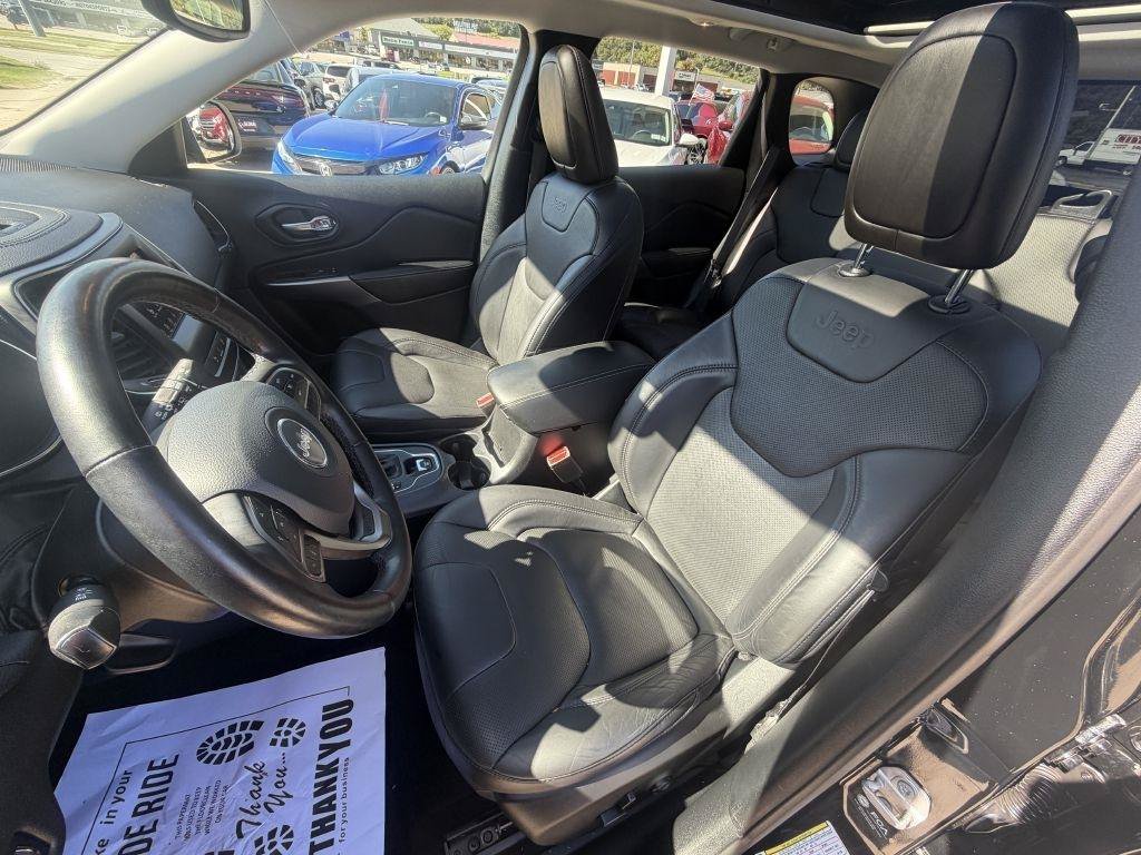 Used 2021 Jeep Cherokee Latitude Lux w/ Sun & Sound Group AWD/4WD image 9
