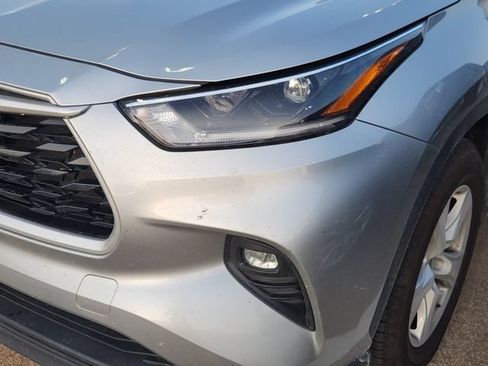 Used 2021 Toyota Highlander LE FWD image 8