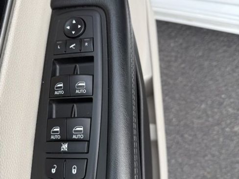 Used 2019 Chrysler Pacifica Limited image 15