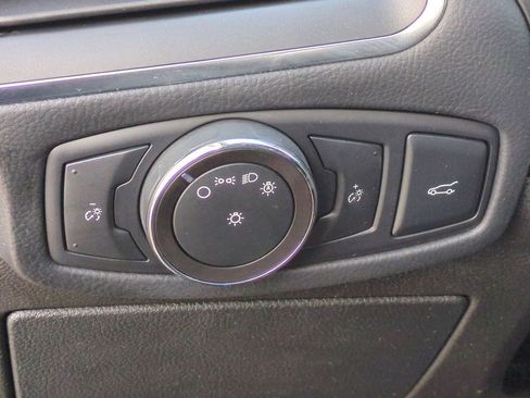 Used 2018 Ford Edge Titanium image 17