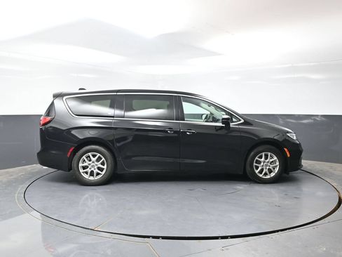 Used 2024 Chrysler Pacifica Touring-L FWD image 4