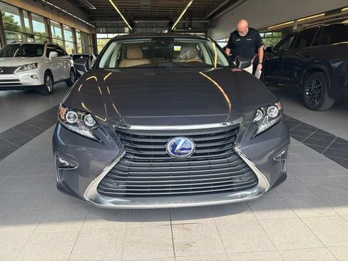 Used 2018 Lexus ES 300h w/ Luxury Package FWD image 11