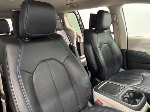 Used 2021 Chrysler Pacifica Touring-L w/ Uconnect Theater Family Group image 30