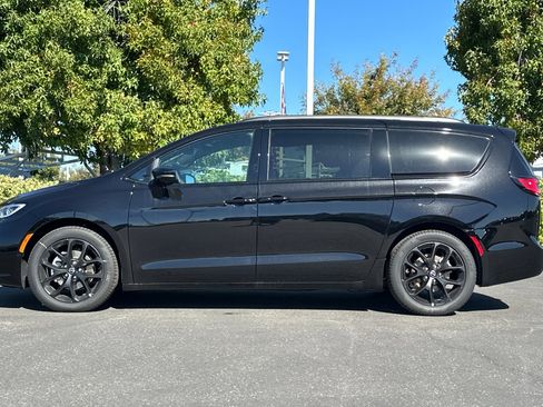 New 2026 Chrysler Pacifica Limited w/ S Appearance Package image 7