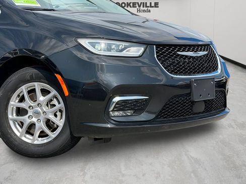Used 2023 Chrysler Pacifica Touring-L FWD image 3