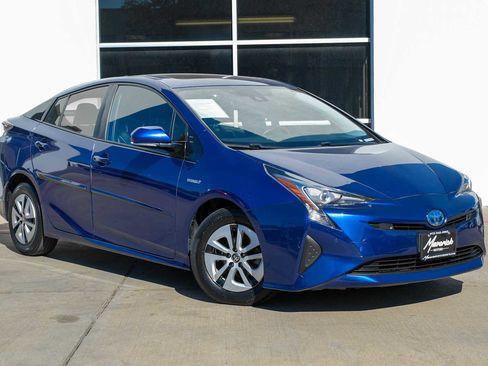 Used 2017 Toyota Prius Four image 7