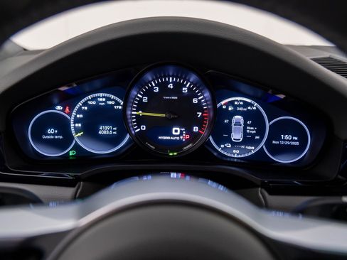 Certified 2022 Porsche Cayenne Platinum Edition image 24