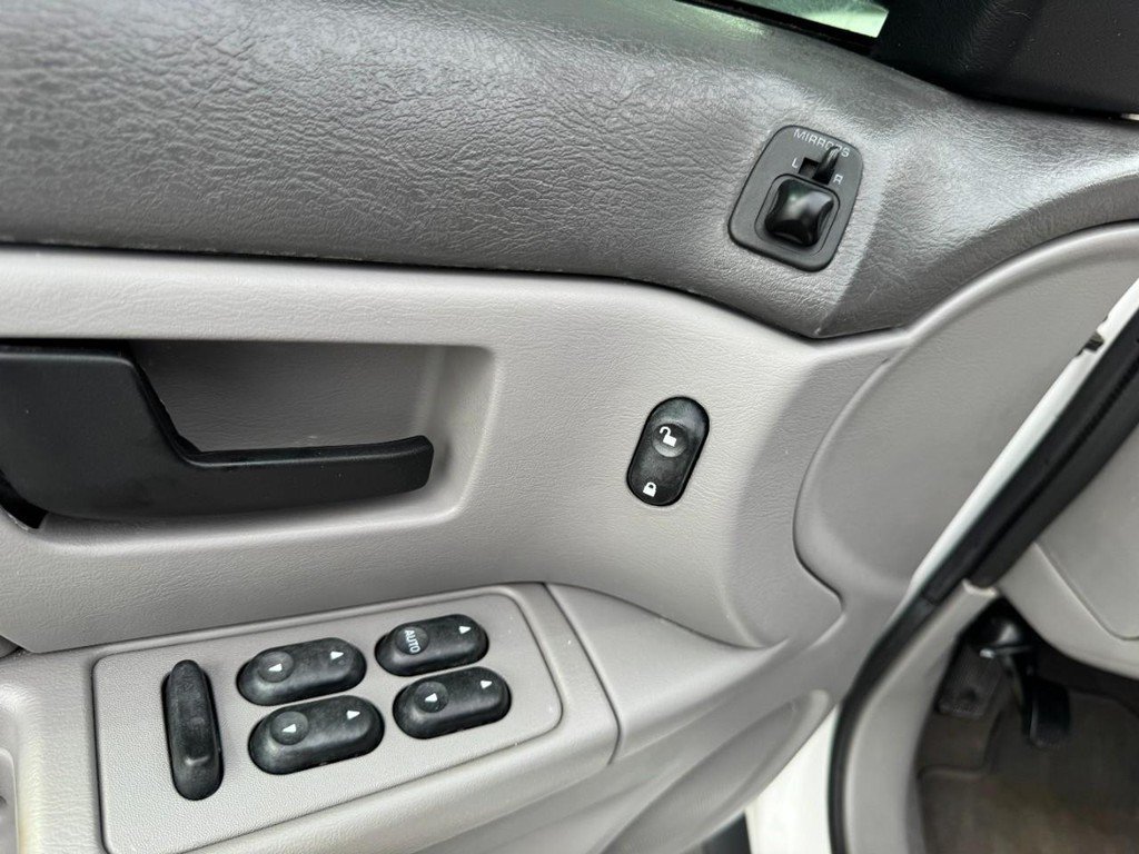 Used 2004 Ford Taurus SE FWD image 15