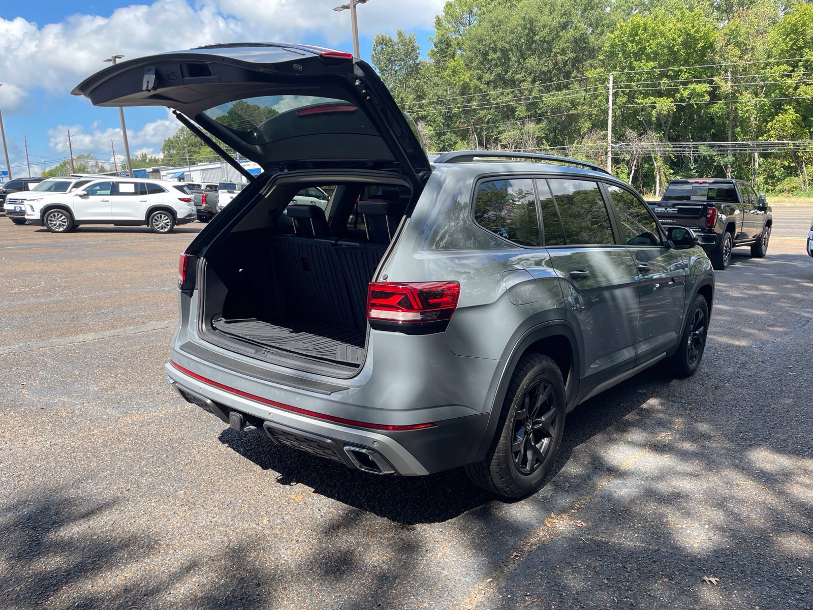 Used 2024 Volkswagen Atlas Peak Edition SE AWD/4WD image 39